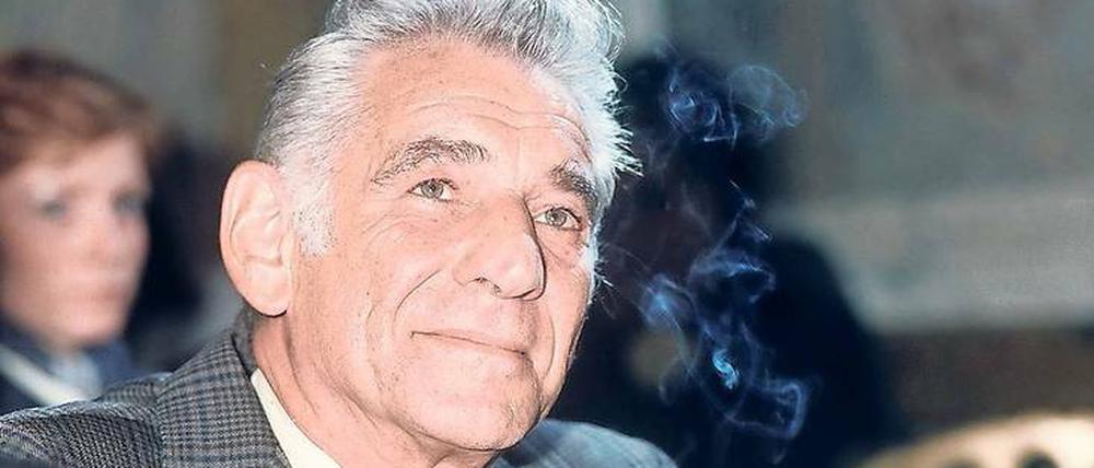 Natürliche Daseinsform. Leonard Bernstein mit Zigarette in der Hand, 1977 in Paris.