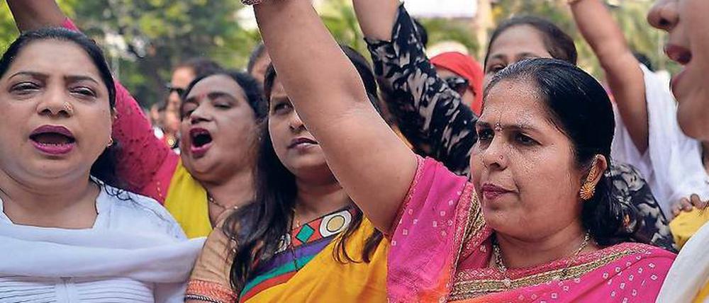 Solidarität mit Tanushree Dutta. Die Bollywoodschauspielerin hat Anzeige gegen einen Kollegen erstattet. Vor der Polizeistation protestieren Frauen für ihre Sache. 
