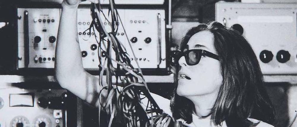 Musik für Tonband und Verstärker. Die argentinische Komponistin Beatriz Ferreyra (hier 1967) forschte in den Sechzigerjahren im Office de Radiodiffusion Television Française in Paris.