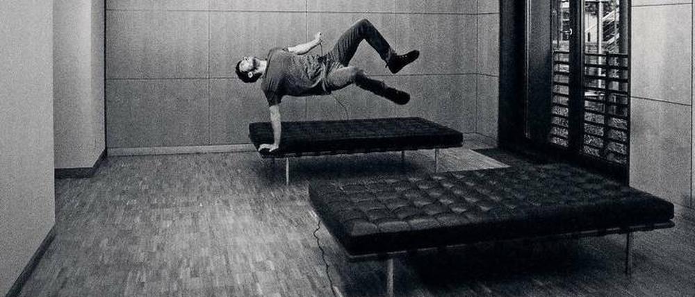 Schweben ist schöner. Der Künstler Sebastian Stumpf nähert sich dem legendären „Daybed“ von Mies van der Rohe – eine Fotoarbeit von 2008. 