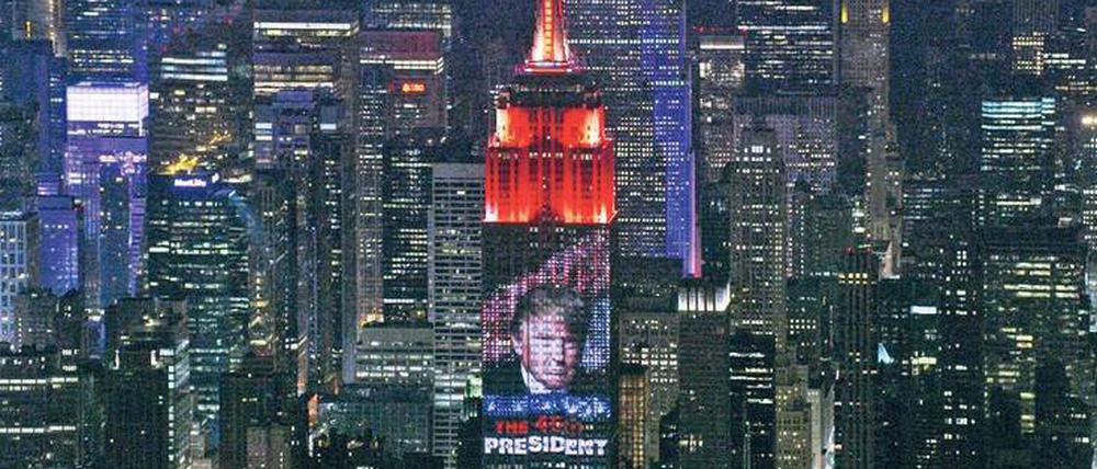 Präsident als Nachtgestalt. Das Empire State Building mit Trump-Projektion. Michael Moore warnte schon früh davor, den Mann zu unterschätzen. 