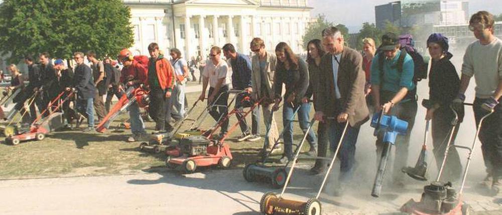 Mitglieder der Gruppe "Architopf" protestieren auf der Documenta X 1998 mit Rasenmähern gegen "geistige Kleingärtnerei".