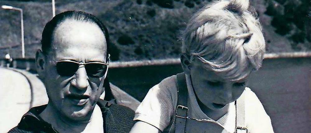 Vater und Sohn in vergangenen Tagen, als die DDR noch ein Staat mit Zukunft war. 