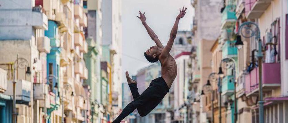 Sprung an die Spitze. Yasiel Hodelin, Gewinner des Grand Prix der internationalen Ballettschulen, bei einer Straßenperformance. 