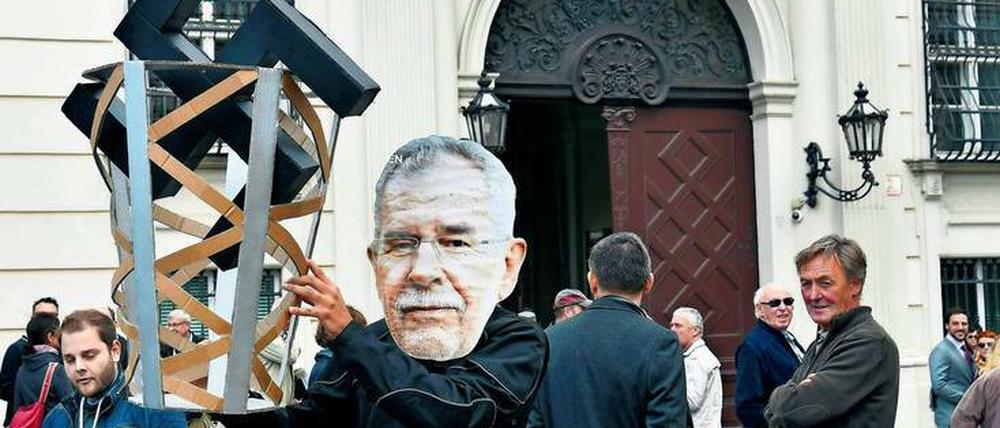 Zeichen der Zeit. Ein als Bundespräsident Van Der Bellen maskierter Demonstrant vor dem Wiener Kanzleramt. 