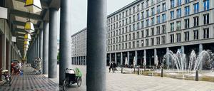 Blick auf den Walter-Benjamin Platz mit den Leibnizkolonnaden.