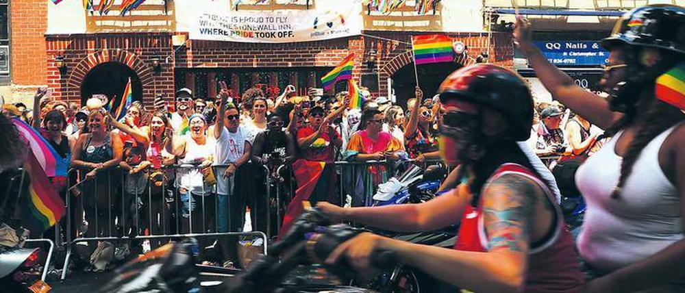 Protestieren und feiern. Der New Yorker Pride-Umzug führt am Stonewall Inn vorbei. Arte zeigt am 28. Juni um 21.45 Uhr eine Doku über die Ereignisse vor 50 Jahren.
