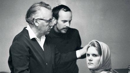 Sitzt das Kopftuch? Wieland Wagner (links) und die Sopranistin Anja Silja 1963 bei Proben für die "Meistersinger".