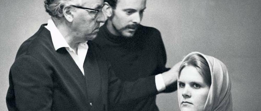 Sitzt das Kopftuch? Wieland Wagner (links) und die Sopranistin Anja Silja 1963 bei Proben für die "Meistersinger".