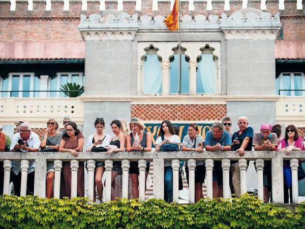 Schaulust an der Lagune. Fans warten auf einer Balustrade in Venedig auf das Eintreffen der Stars. 