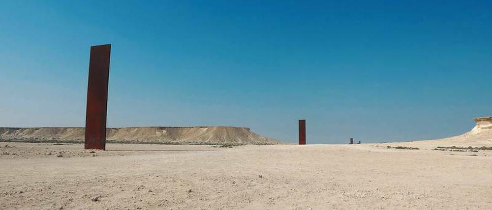 Wegzeichen. In der katarischen Wüste stehen seit einigen Jahren die vier senkrechten, rund 15 Meter hohen Stahlplatten von Richard Serra.