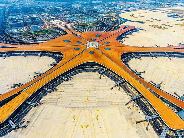 Der Mega-Airport von Peking. Ein Vergleich mit dem Berliner Großflughafen verbietet sich. Zu verschieden sind die politischen Systeme.