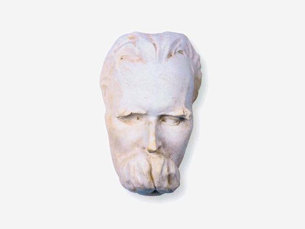 Rudolf Saudeks 1910 entstandene Maske stilisiert den Philosophen zum Kämpfer mit Denkerstirn. 