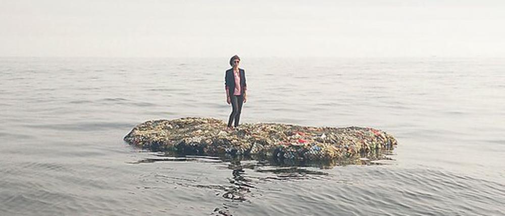 In ihrem Video „1001. Insel – Die nachhaltigste Insel im Archipel“ stellt sich Tita Salina auf eine Insel aus Plastikmüll.