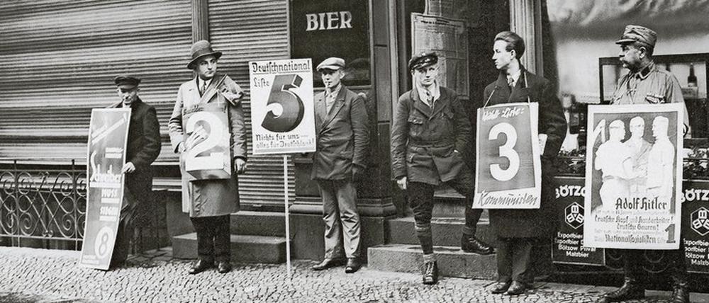 Letzter Appell. Wahlkampf vor einem Berliner Lokal im November 1932. Die NSDAP wird stärkste Partei.