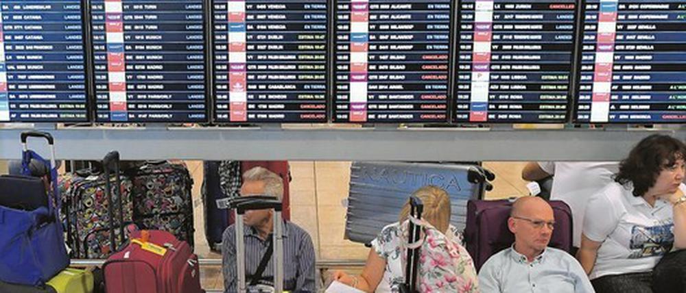 Computer aus. Gestrandete Passagiere auf dem Flughafen Barcelona.