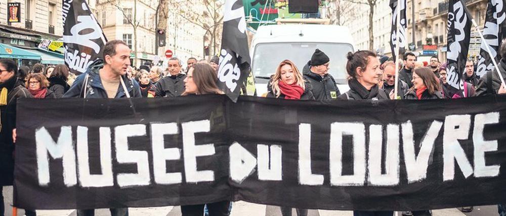Paris liegt lahm: Auch die Angestellten des Louvre nahmen an den landesweiten Protesten gegen die Rentenreformen von Präsident Macron teil.