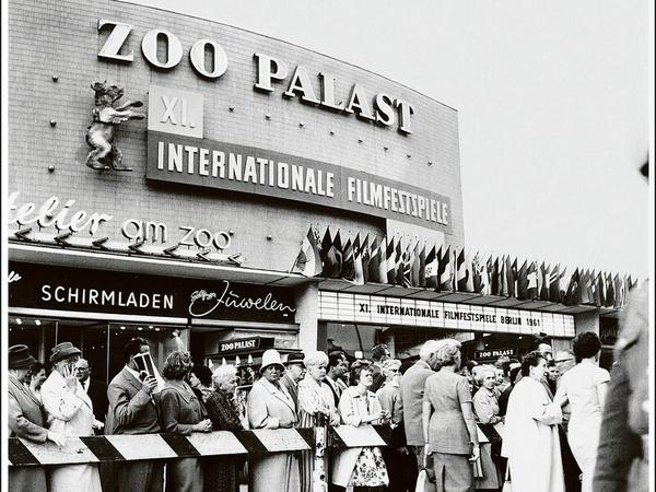 Kinofans warten bei der Berlinale 1961 vor dem Zoo Palast auf die Ankunft ihrer Stars.