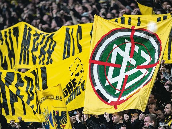 Hass auf den DFB. Anhänger von Borussia Dortmund halten auf der Südtribüne ein Transparent hoch.