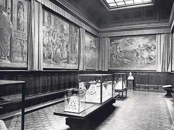Tapisserien. Der Raffael-Saal im damaligen Kaiser-Friedrich-Museum. 