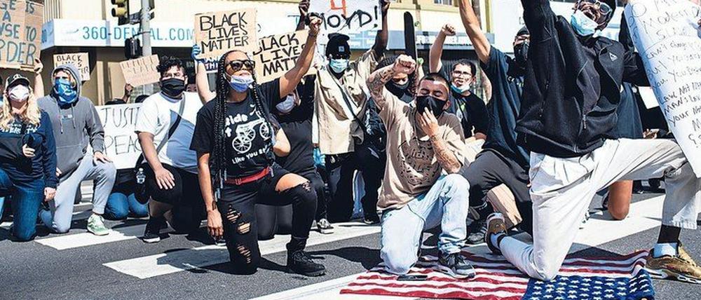 Demonstranten im Stadtteil Van Nuys von Los Angeles knien nach der Ermordung von George Floyd nieder zum Protest. 