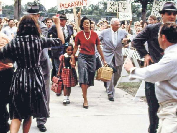 Schritt für Schritt. Die 6-jährige Ruby Bridges erkämpfte sich 1960 ihren Weg in eine „weiße“ Schule in Louisiana. Szene aus dem Film „Ruby Bridges – Ein Mädchen kämpft für sein Recht“ von 1998. 