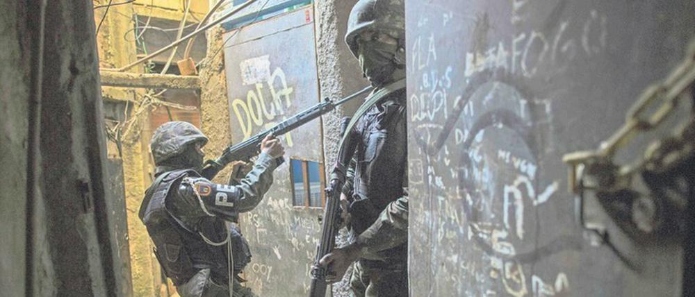 Favela-Alltag in Rio de Janeiro. Militärpolizei bei einem Einsatz in Rocinha. 