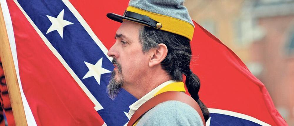 Umstrittenes Symbol. Die Confederate Flag bei einer Veteranenparade in Oklahoma 2017.