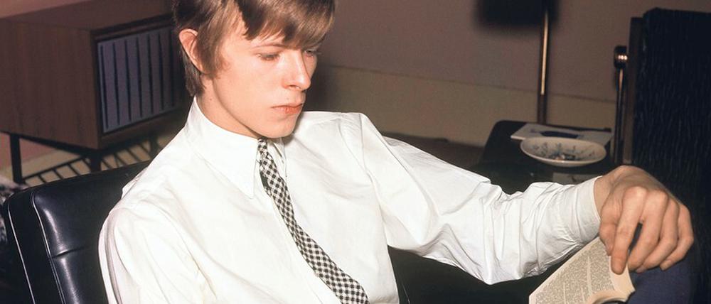 Sag mir, was du liest, und ich sage dir, wer du bist. David Bowie um 1966, als er noch unter dem Namen Davy Jones auftrat.