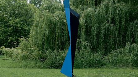 Organisch, anorganisch. Die Berliner Bildhauerin Katja Strunz lässt mit „Unfolding Process“ (2020) eine Skulptur sich selbst entfalten.