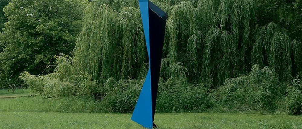 Organisch, anorganisch. Die Berliner Bildhauerin Katja Strunz lässt mit „Unfolding Process“ (2020) eine Skulptur sich selbst entfalten.