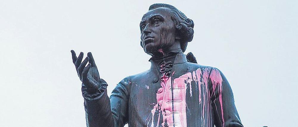 2018 beschmierten Unbekannte die Statue des Philosophen Immanuel Kant in Kaliningrad, dem früheren Königsberg, mit rosa Farbe