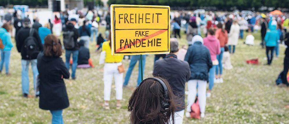 Die Teilnehmerin einer Demonstration gegen Coronamaßnahmen in München.
