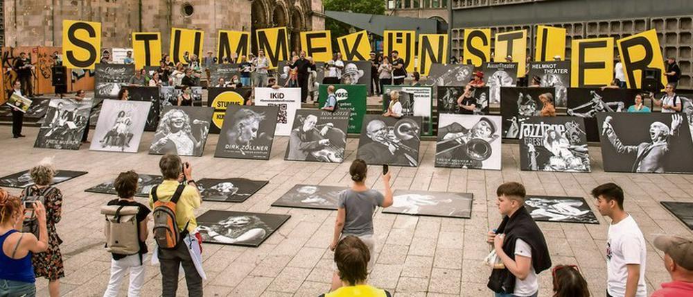 Künstler in Not. Eine Protestaktion nach dem Motto „Ohne Kunst wird’s still“ am 18. Juni auf dem Berliner Breitscheidplatz.