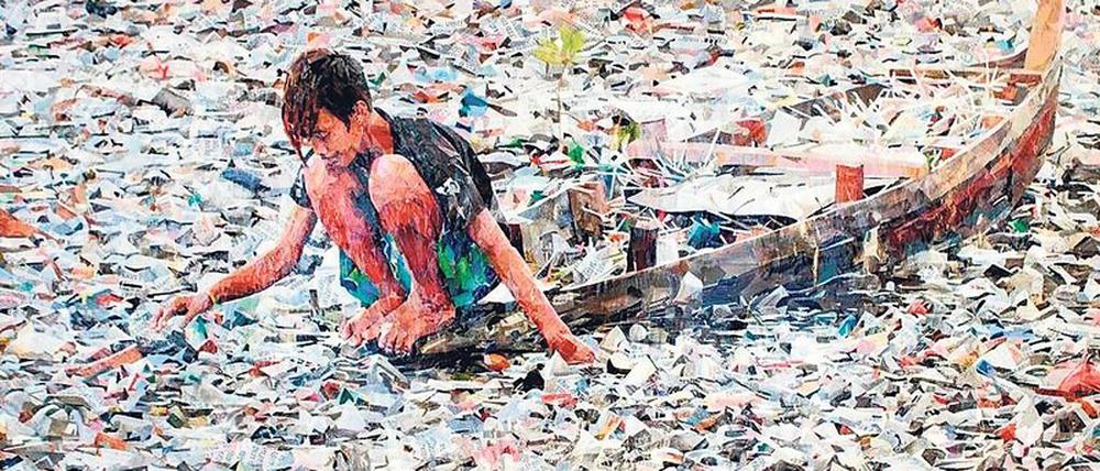Der Flaschenfischer. Der in Berlin lebende Projektkünstler Dodi Reifenberg prangert in großformatigen Collagen den Wahnsinn der Plastikproduktion an.