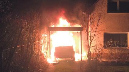 Brandgefährlich. Das Auto des Linken-Politikers Ferat Koçak ging im Februar 2018 in Flammen auf. Vermutlich hat die Tat einen rechtsextremen Hintergrund.