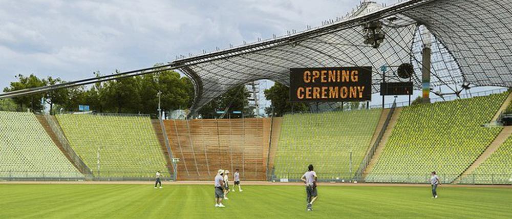 Gärtnern ist anstrengend. „Opening Ceremony“ von Toshiki Okada im Münchner Olympiastadion. 