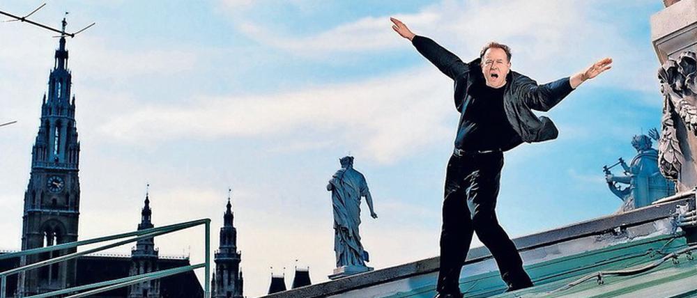 Regisseur Claus Peymann auf dem Dach des Wiener Burgtheaters.