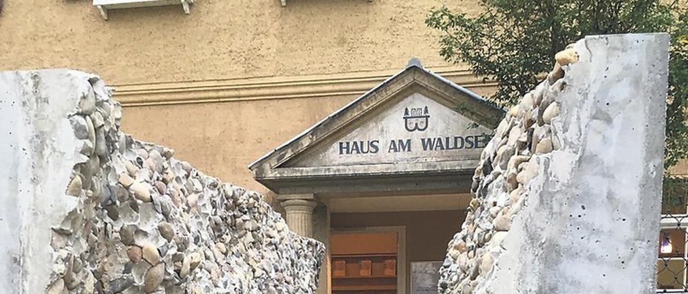 Hohle Gasse: Werkstück oder Skulptur, die beiden Betonteile rahmen den Eingang zum Haus am Waldsee.