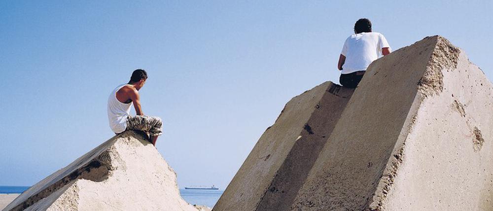 Sehnsucht im Blick. 2008 fotografierte Kader Atta junge Männer am Strand von Bab el Qued.