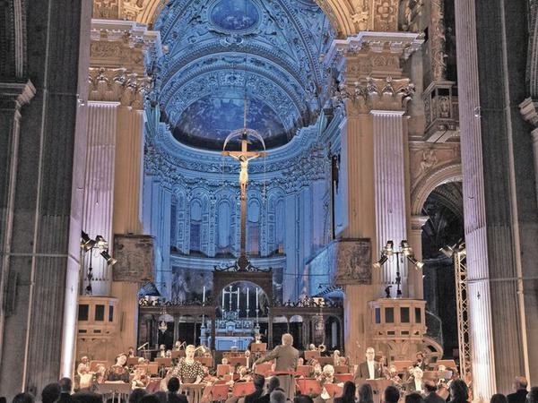 Riccardo Chailly und das Orchester der Mailänder Scala in Bergamo. 