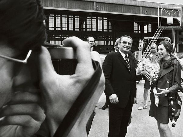 Geschönter Blick. Der Berlinale-Direktor Alfred Bauer holt die Schauspielerin Shirley MacLaine 1971 am Flughafen Tempelhof ab. 