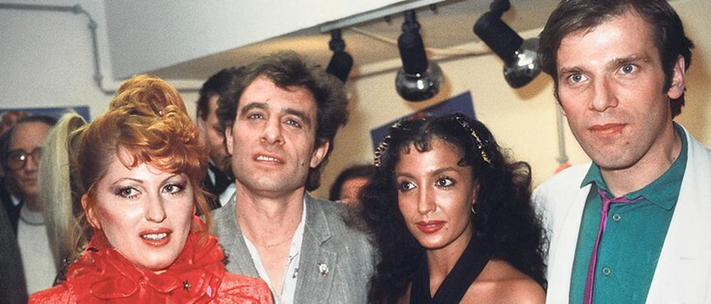 Der Regisseur und seine Stars. Klaus Lemke (2. v. li.) zwischen Cleo Kretschmer, Zora Z. und Wolfgang Fierek 1979 bei der Premiere von „Arabische Nächte“.