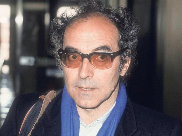 So kennt man Jean-Luc Godard (hier im Jahr 1985), ganz der Kino-Intellektuelle: mit getönter Hornbrille und zerzausten Haaren.