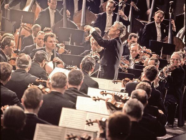Meister der Inszenierung. Herbert von Karajan (1908–1989) dirigiert Beethoven inmitten der Berliner Philharmoniker, auch für die Kameras.
