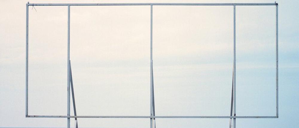 Horizont im Quadrat. „Billboard mit Aussicht“ von Lia Darjes gibt dem Unendlichen einen feinen Rahmen.