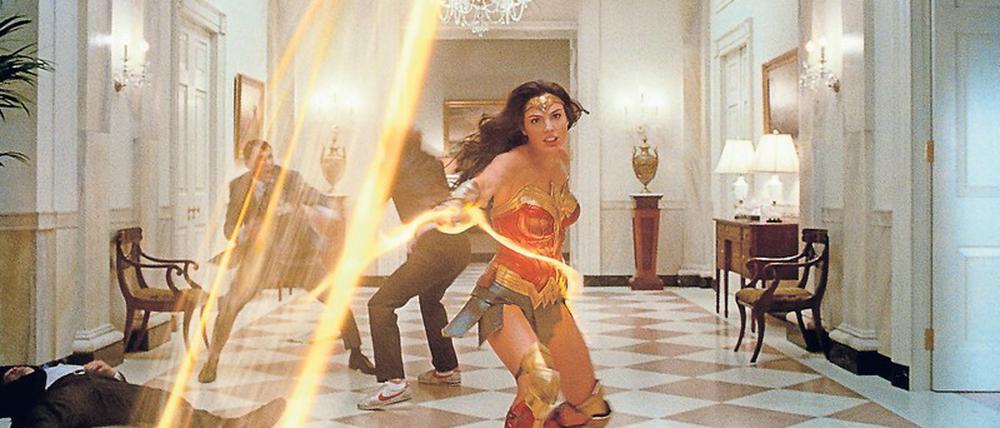 Gal Gadot kämpft sich in "Wonder Woman 1984" durchs Weiße Haus.