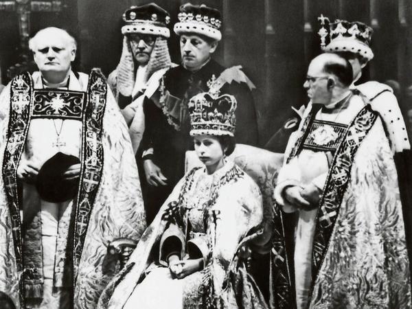 Die junge Frau und die alten Rituale. Am 2. Juni 1953 wurde Queen Elizabeth II. in Westminster Abbey gekrönt.