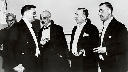 Gratulanten. Heinrich Mann (2. von rechts) bei seinem 60. Geburtstag in der Akademie der Künste, mit Bruder Thomas (v. r. n. l.), Arthur Eloesser und Adolf Grimme.