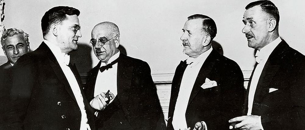 Gratulanten. Heinrich Mann (2. von rechts) bei seinem 60. Geburtstag in der Akademie der Künste, mit Bruder Thomas (v. r. n. l.), Arthur Eloesser und Adolf Grimme.